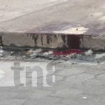 Charco de sangre y muchas preguntas en un extraño caso en Granada Foto: Charco de sangre frente a una vivienda en Granada / TN8