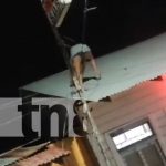 «¿¡Qué hacés María!?» Mujer causa caos en techos de Bluefields (VIDEO) Foto: Escándalo en una noche de Bluefields / TN8