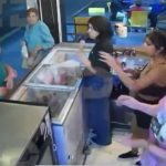 Mujer ataca a una vendedora por tóxica