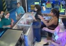 Loca de celos atacó a una vendedora por «coquetear» con su romeo (VIDEO) Mujer ataca a una vendedora por tóxica
