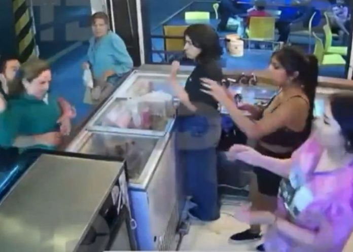 Mujer ataca a una vendedora por tóxica