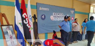 Estudiantes del centro Simón Bolívar depositan ofrendas florales