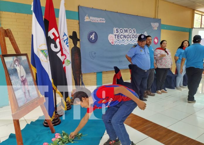 1 Estudiantes del centro Simón Bolívar depositan ofrendas florales