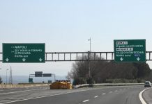 Mujer de Italia abandona a su hija en una carretera