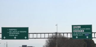 Mujer de Italia abandona a su hija en una carretera