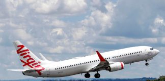 Hombre corre desnudo en los pasillos de un avión