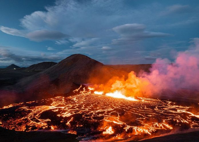 Volcán de Islandia vuelve a erupcionar con lava Volcán de Islandia vuelve a erupcionar con lava