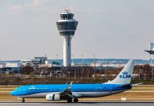 ¡Aterrador! trabajador muere succionado por el motor de un avión Foto: Trágica muerte de un trabajador /cortesía