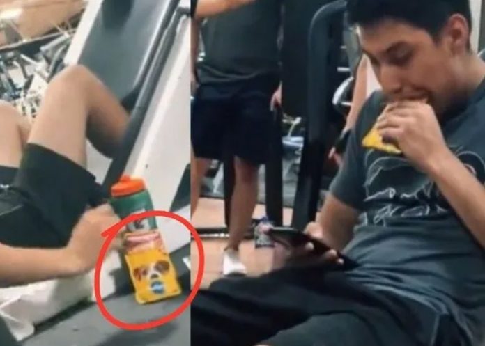 1 Foto: Escandaloso: Joven es captado comiendo comida para perro en el gimnasio / Cortesía