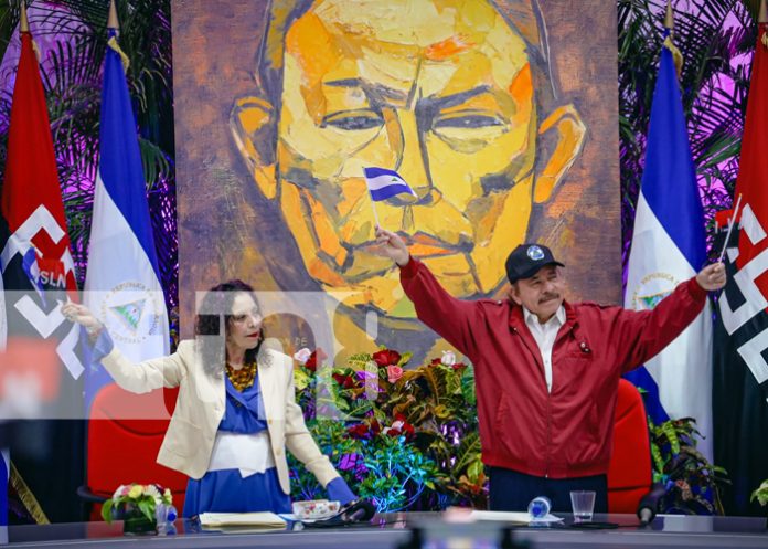 1 En dignidad victoriosa siempre más allá