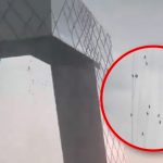 Dramático momento: Quedan suspendidos en el aire tras fuertes vientos en China Foto: Quedan suspendidos en el aire tras fuertes vientos en China / Cortesía