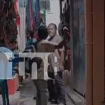 Foto: Enfrentamiento entre dos indigentes por poco causa desgracia en el Mercado Oriental / TN8