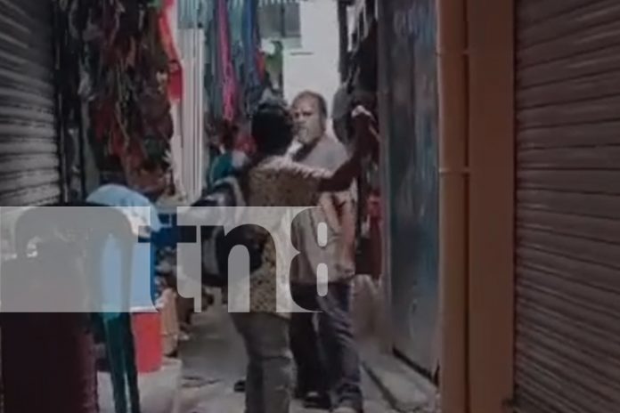 Foto: Enfrentamiento entre dos indigentes por poco causa desgracia en el Mercado Oriental / TN8 Foto: Enfrentamiento entre dos indigentes por poco causa desgracia en el Mercado Oriental / TN8