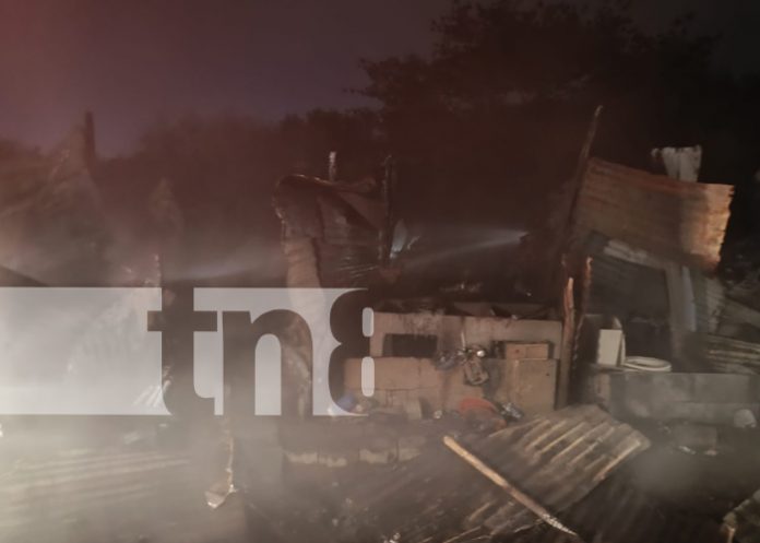 Foto: Incendio consume a cenizas tres viviendas en el barrio Jorge Salazar, Managua/TN8