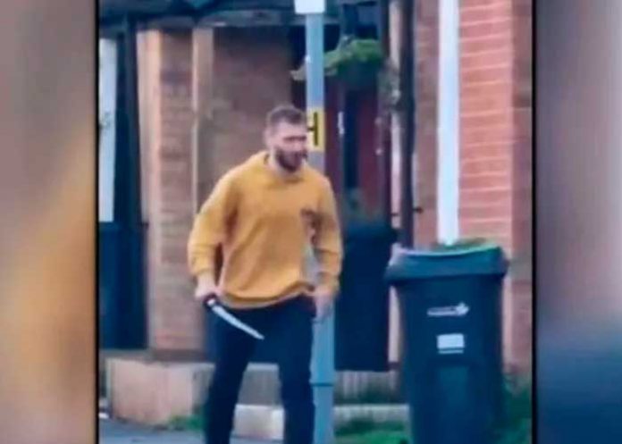 1 Foto: “Verdaderamente horrible” Hombre asesina con una espada a joven de 13 años / Cortesía