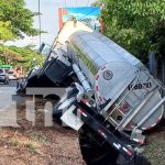 Pipa a punto de volcarse en carretera a Masaya causa alarma entre conductores Foto: Pipa a punto de volcarse en carretera a Masaya causa alarma entre conductores/TN8