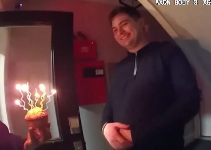 1 Llamó a emergencias de la policía porque se sentía solo en su cumpleaños