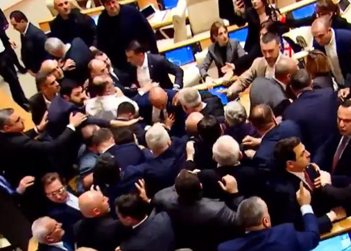 1 Nueva pelea en el Parlamento de Georgia