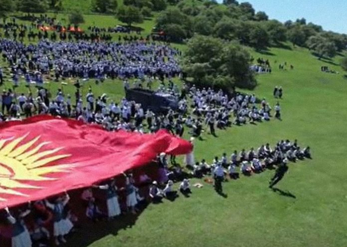 1 Embiste a casi una treintena de niños en Kirguistán