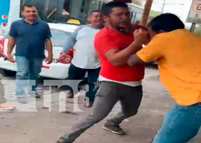 Foto: Violento altercado de taxistas /cortesía