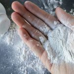 Confirman que el uso de talco en tus partes íntimas provoca cáncer de ovario Este producto de higiene se asocia con cáncer de ovario