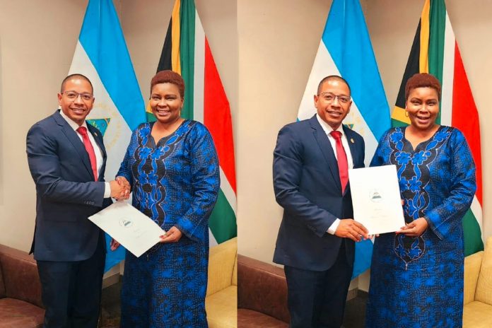 Embajador de Nicaragua presenta copias de estilo ante República de Sudáfrica Embajador de Nicaragua presenta copias de estilo ante República de Sudáfrica