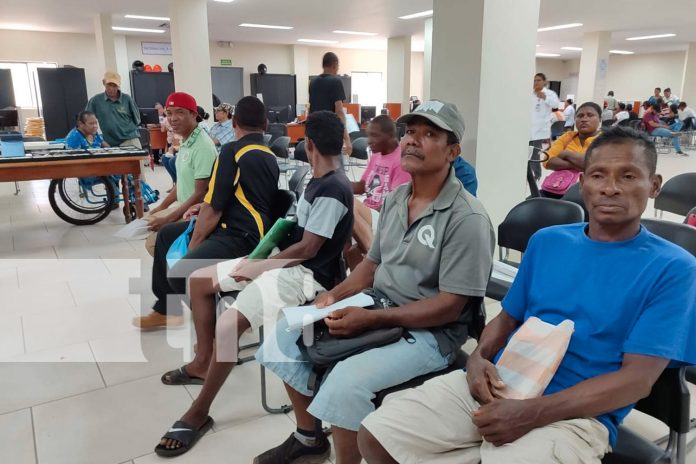 Especialistas del INSS atienden a pescadores en Bilwi