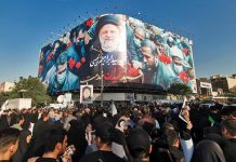 El líder supremo de Irán preside el funeral del presidente Raisi