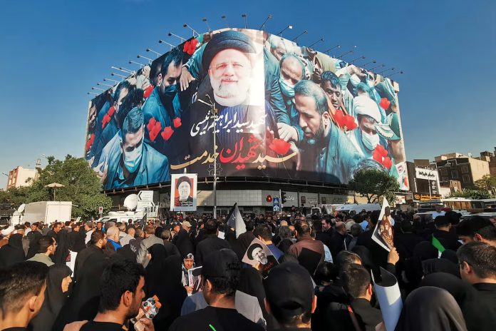 1 El líder supremo de Irán preside el funeral del presidente Raisi