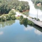 Jóvenes mueren al lanzarse desde un puente por un reto de TikTok en Estados Unidos Foto: Estudiantes se ahogaron después de saltar de un puente en Estados Unidos / Cortesía