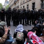 Estudiantes antisionistas son desalojados por la policía en París Foto: Tensión en París /cortesía