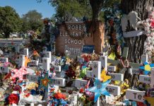 Familias de víctimas de tiroteo en escuela de Texas obtendrán indemnización millonaria Familias víctimas del tiroteo en Texas recibirán indemnización