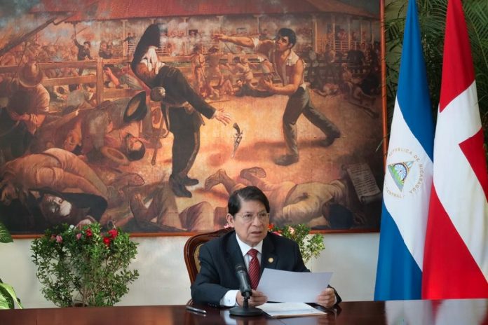 1 Foto: Canciller de Nicaragua recibe copias de estilo del Embajador de Dinamarca