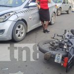 Taxista irrespeta señal de alto y lesiona a una pareja que viajaba en moto en Bolonia Accidente en una intersección de Bolonia