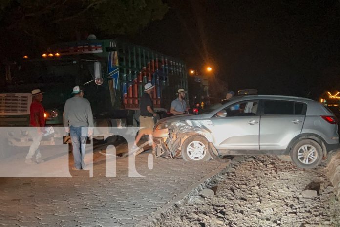 Foto: Vehículo impacta en un costado de un camión ganadero, carretera hacia La Libertad, Chontales/TN8