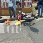 Acompañante de motocicleta lesionada al ser arrollados por una camioneta en Juigalpa Foto: Acompañante de motocicleta lesionada al ser arrollados por una camioneta en Juigalpa/TN8