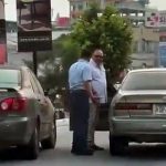 Taxistas se dan tremenda «sopa de muñeca» en plena carretera de Honduras Conductores se dan puñetazos y patadas Honduras