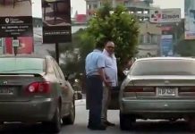 Taxistas se dan tremenda «sopa de muñeca» en plena carretera de Honduras Conductores se dan puñetazos y patadas Honduras