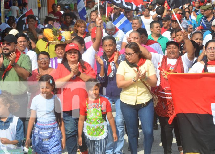 Foto: Familias contentas por la inauguración de una nueva calle en el mercado de Masaya/TN8