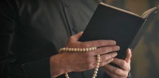 Un cura afirma que "Jesús murió con una erección"
