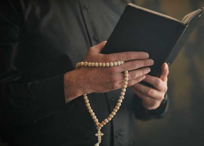 2 Un cura afirma que