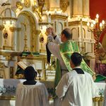 Joven de 16 años entró con rifle en mano a interrumpir misa en EE.UU. Adolescente armado interrumpe con rifle una misa en EE.UU.