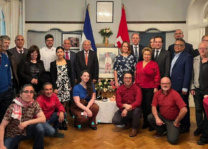 2 Llenos de orgullo ofrecen en Bélgica un homenaje al General de Hombres y Mujeres libres