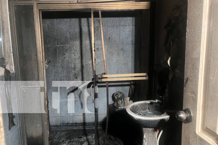 2 Foto: Incendio consume casa en el barrio Villa Dignidad y deja importantes pérdidas materiales/TN8