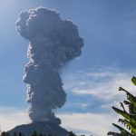 Indonesia evacúa siete pueblos ante las impresionantes erupciones del volcán Ibu Indonesia evacúa siete poblados por erupciones del volcán Ibu