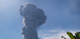 Indonesia evacúa siete poblados por erupciones del volcán Ibu