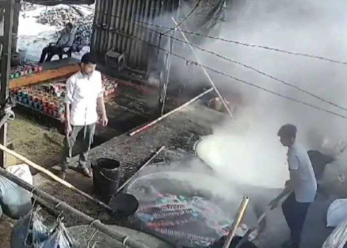 Foto: Cocinero cae en una enorme olla con aceite hirviendo en la India / Cortesía Foto: Cocinero cae en una enorme olla con aceite hirviendo en la India / Cortesía