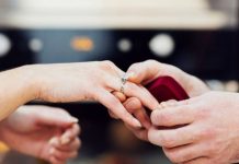 ¡La partió! Le propuso matrimonio a su novia con el anillo de su ex prometida Propuso matrimonio a su novia con el anillo de su ex
