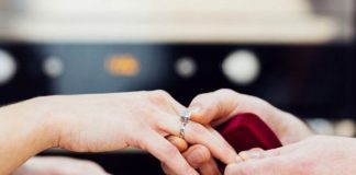 Propuso matrimonio a su novia con el anillo de su ex