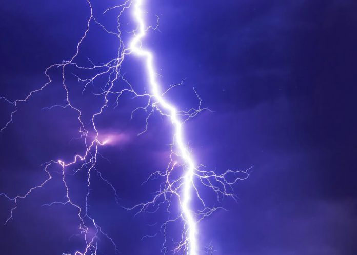 Caída de rayo deja un muerto y dos heridos en Francia